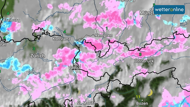 Die Wetterkarte zeigt Schneeschauer in den Alpen.
