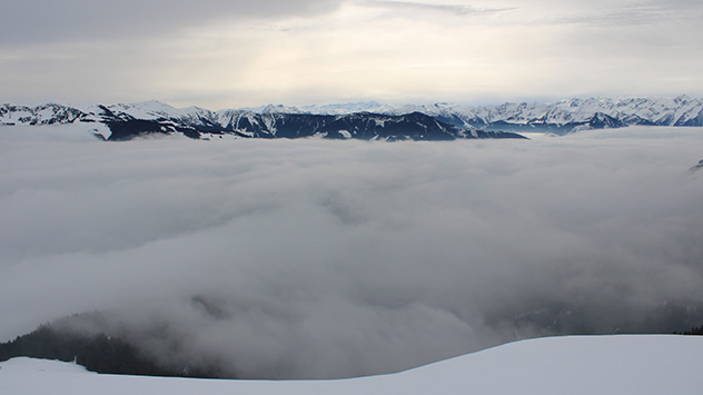 Auch über dem Hochnebel in Maishofen im Salzburger Pinzgau ist der Wüstensand am Himmel zu erkennen.