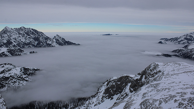 Am Mittwoch hält sich in einigen Regionen Nebel und Hochnebel im Tal, darüber ziehen milchig-weiß erscheinende Wolkenschleier mit Saharastaub auf.