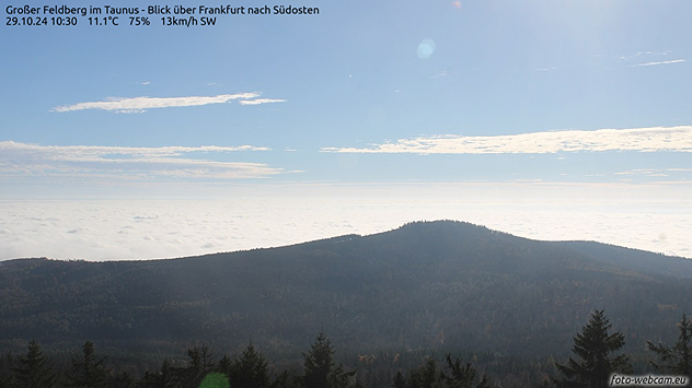 Auf dem Großen Feldberg im Taunus lacht die Sonne. Weiter unten liegt eine zähe Hochnebeldecke über dem Großraum Frankfurt.