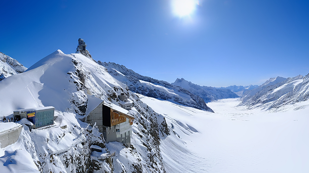 Frisch verschneite Bergwelt bei Sonnenschein