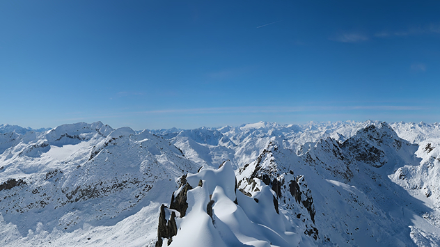Blick vom Gemsstock bei Andermatt über die verschneiten Berge