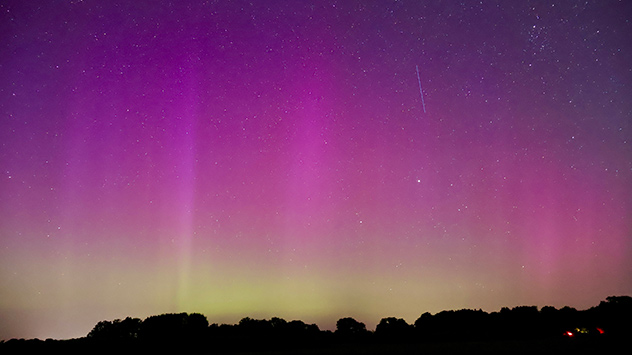 © Joel Elsen Polarlichter und Sternschnuppen