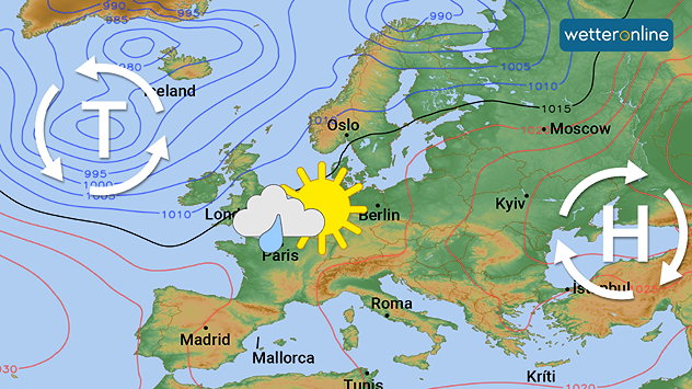 Europa-Wetterkarte mit Tief westlich der Britischen Inseln und Hoch über Osteuropa. Regen bei Paris, Sonne über Deutschland.