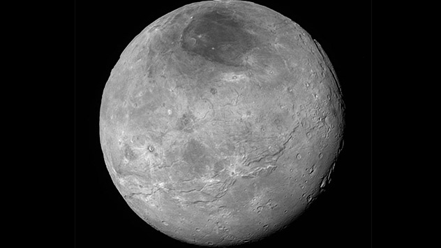 Gewaltige Gräben auf Plutos Mond Charon 