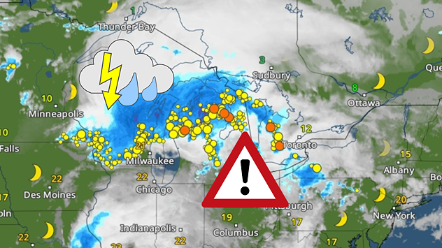 Wetterkarte der USA mit starkem Regenband und vielen Gewittern bei den Großen Seen. Warnsymbol deutet auf Unwetterlage hin.