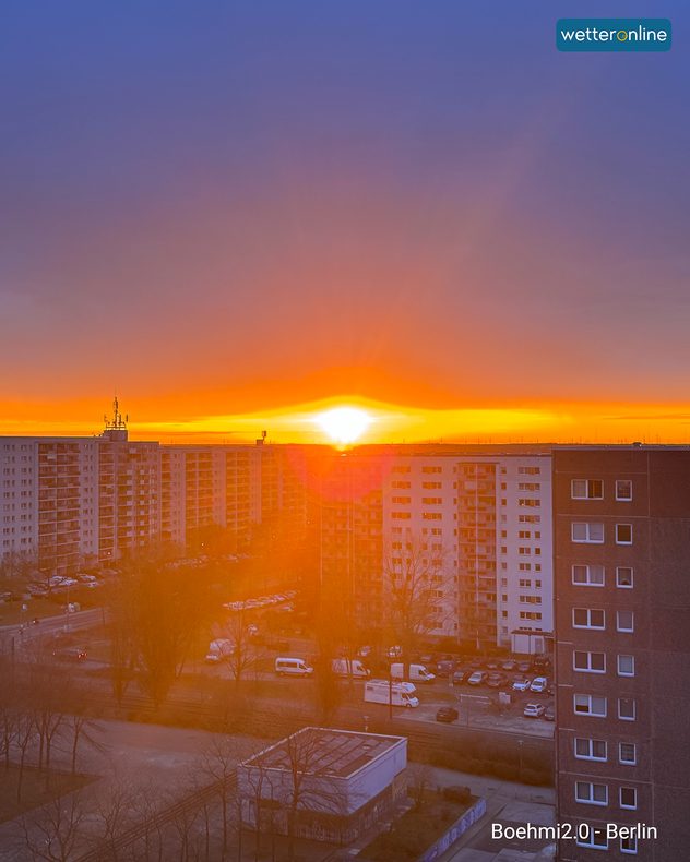 Das Bild zeigt einen Sonnenuntergang über den Häusern von Berlin.