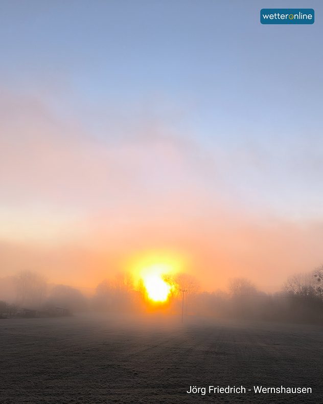 Das Bild zeigt einen schönen Sonnenaufgang. Es liegt noch etwas Nebel.