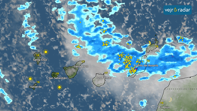 VejrRadar-billede over De Kanariske Øer med udbredt nedbør og tæt lynaktivitet nær Puerto del Rosario samt solrige forhold ved Valverde og San Sebastián.