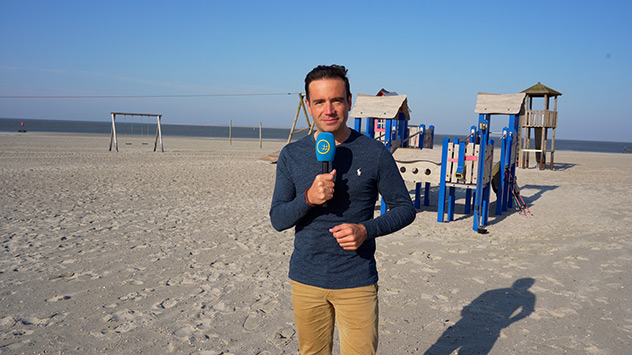 WetterReporter bei Sonne und blauem Himmel auf Norderney