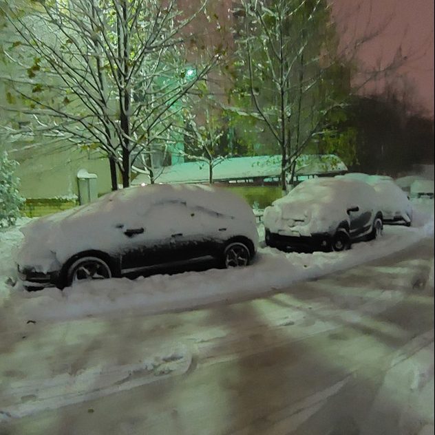 Mașini acoperite de zăpadă în Chișinău, Republica Moldova.