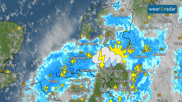Een lijn met onweersbuien is zichtbaar boven Nederland. Zon, veel wolken en onweersbuien trekken over en dat symbool is ingetekend.