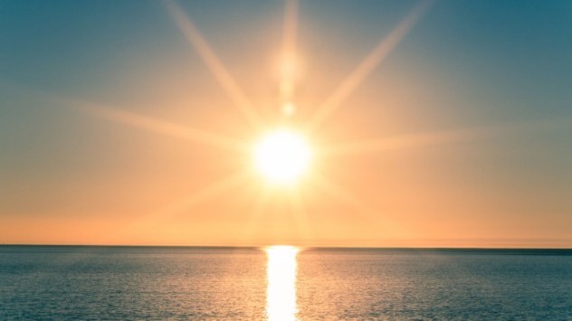Le soleil surplomb l'océan