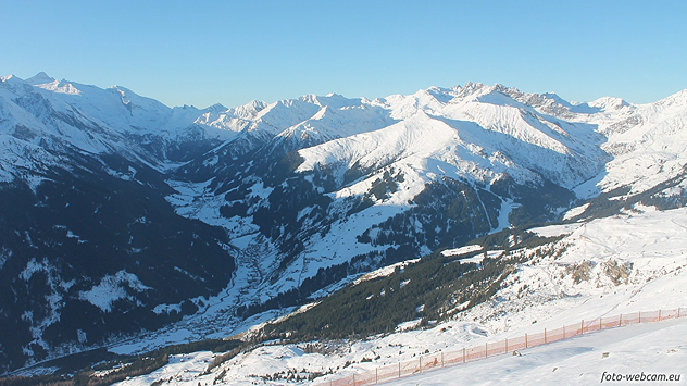 Blick über das verschneite Tuxertal mit umliegenden Alpen und sonnigem, klarem Winterhimmel.