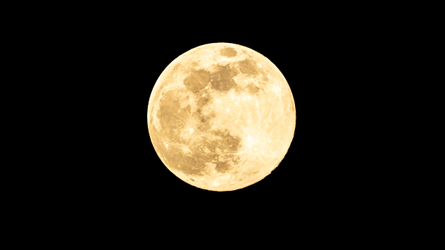 Повний місяць на фоні чорного неба.