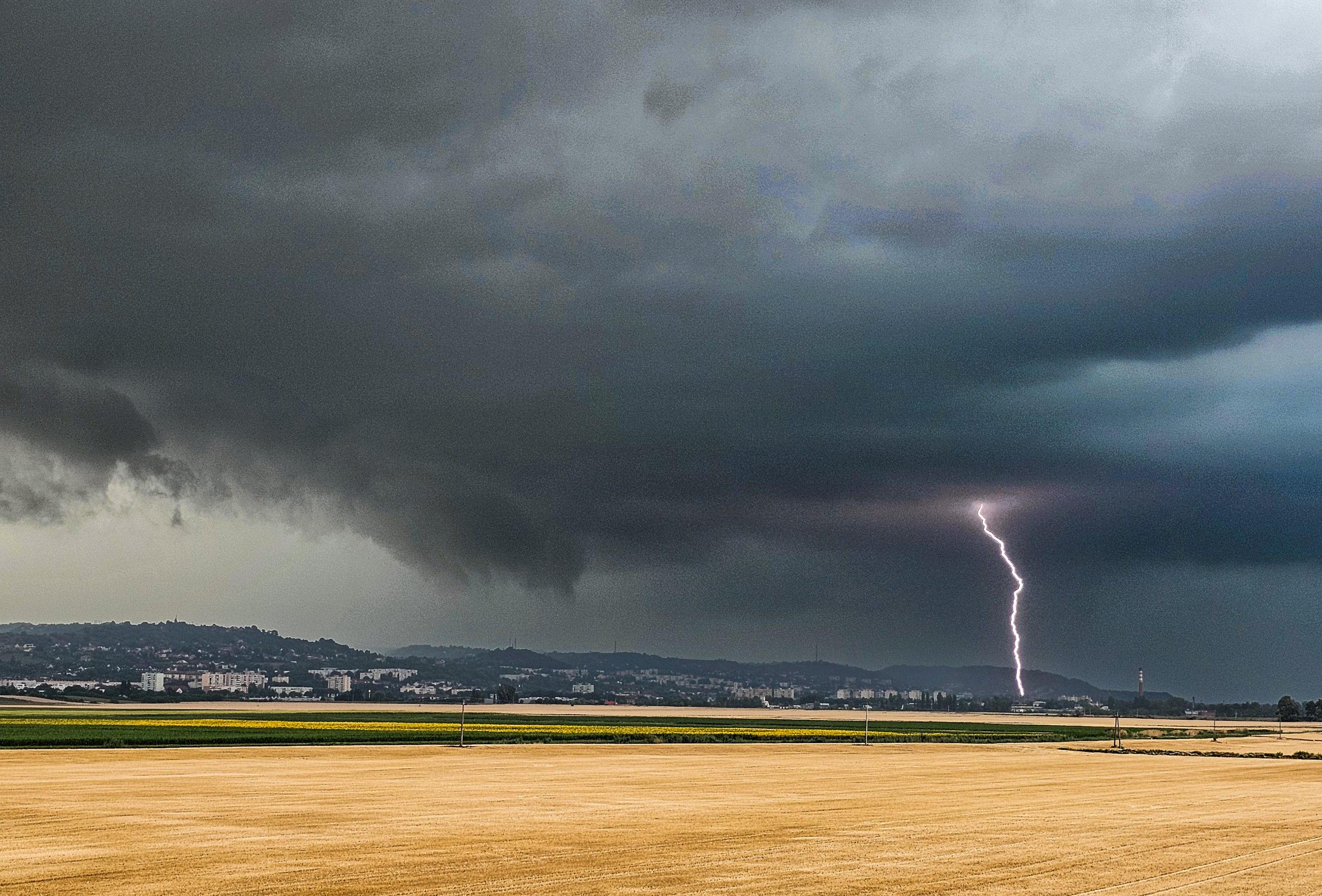 Zivatarfelhő Szekszárd közelében villámmal