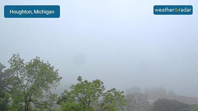 Una mañana de miércoles con niebla en Houghton, Míchigan, frente a la costa del lago Superior.