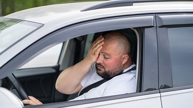 Mit Schwitzen (Verdunstung) versuchen wir, die Körperwärme an die Umgebung abzugeben. Dies fällt bei hoher Luftfeuchte schwerer.