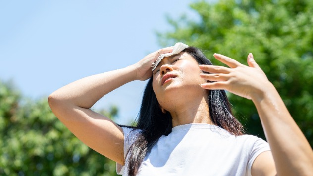 Schwitzende Frau im T-Shirt