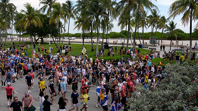 Los aficionados al fútbol desfilan por Ocean Drive junto a la «Tartan Army» escocesa, en la víspera del partido del Grupo C del Mundial entre Escocia y Brasil, en Miami Beach (Florida), el martes 23 de junio de 2026.