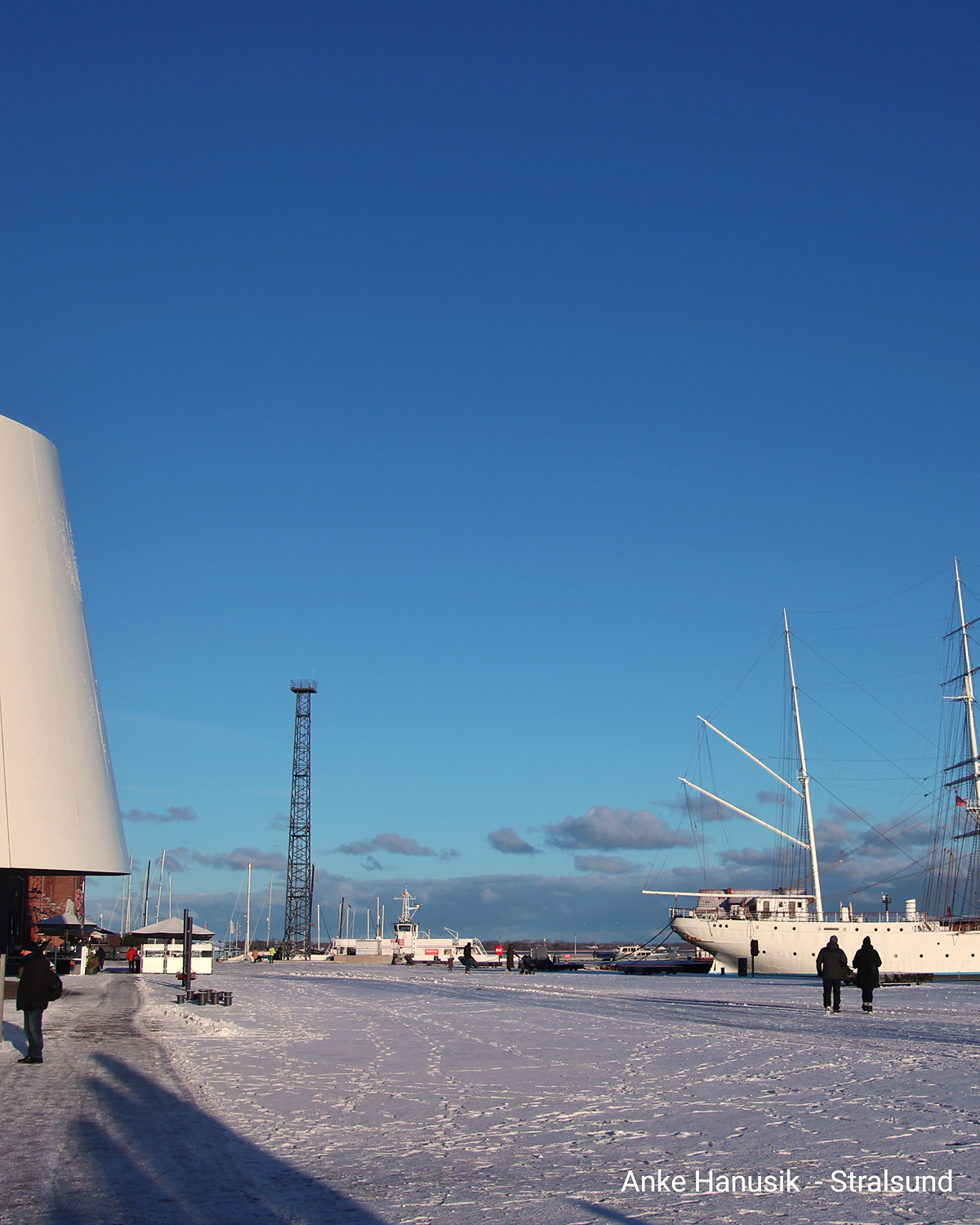 Verschneiter Hafen von Stralsund mit Schiffen und blauem Winterhimmel