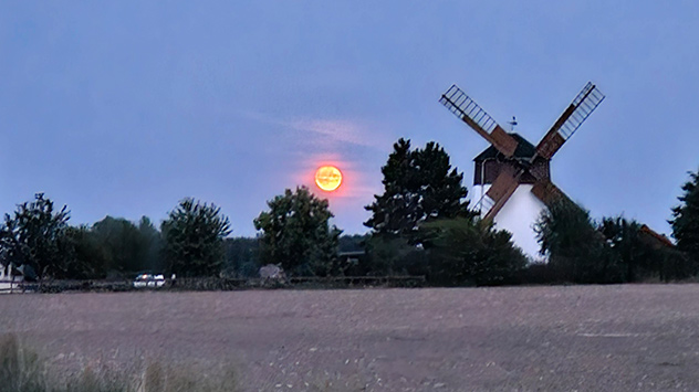 © Burkhard Engelke Vollmond über Feld und alter Mühle
