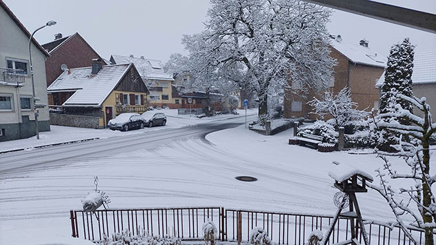 schneebedeckte Straßen in Vöhl