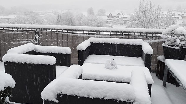 Im Bergischen Land kommen etwa 5 Zentimeter Neuschnee zusammen, Terrasse dick verschneit.