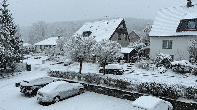 Wie im tiefsten Winter sieht es Neuenrade im Sauerland aus.