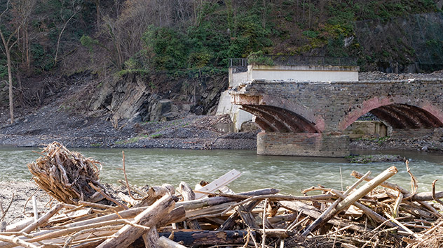 Die Flutwelle an der Ahr im Juli 2021 hat große Schäden hinterlassen und sogar massive Brücken mit sich gerissen. 