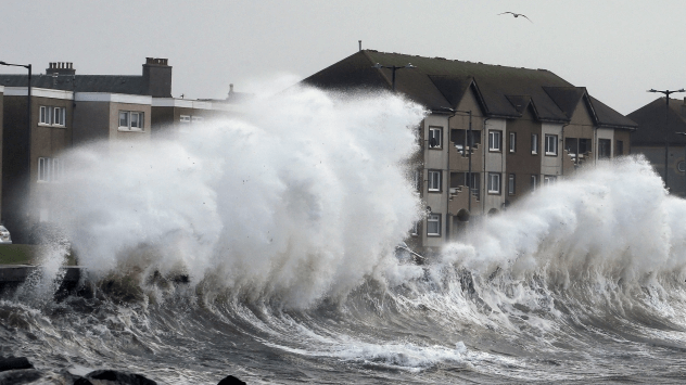 Riesige Wellen brechen an der Uferpromenade