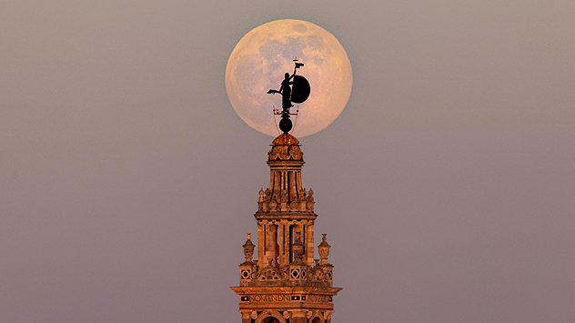 Por ese motivo, la Semana Santa no tiene una fecha fija en el calendario y puede celebrarse entre el 22 de marzo y el 25 de abril.&nbsp; Teniendo en cuenta que el equinoccio eclesiástico fijo es el 21 de marzo y la primera luna llena tras el equinoccio es el 2 de abril, el Domingo de Pascua será el 5 de abril.