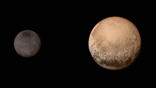 Bildkomposit von Pluto und seinem Mond Charon