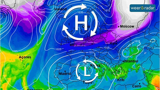 De weerkaart toont een hoog boven Scandinavië, een laag boven de Middellandse Zee en een blauwe pijl ertussen, omdat koude lucht vanuit Oost-Europa richting West-Europa wordt gevoerd.