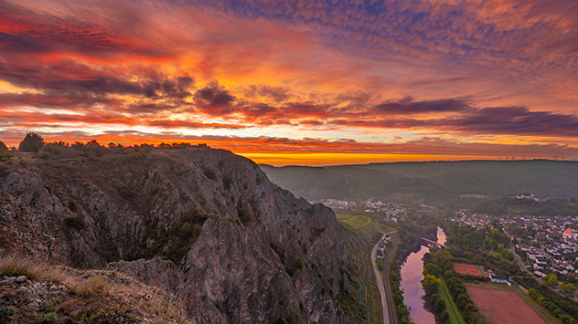 Sonnenaufgang über dem Rotenfels bei Traisen an der Nahe in Rheinland-Pfalz