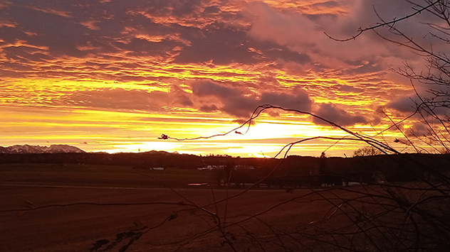 Der Himmel im bayerischen Holzkirchen lädt zu einem Abendspaziergang ein. 