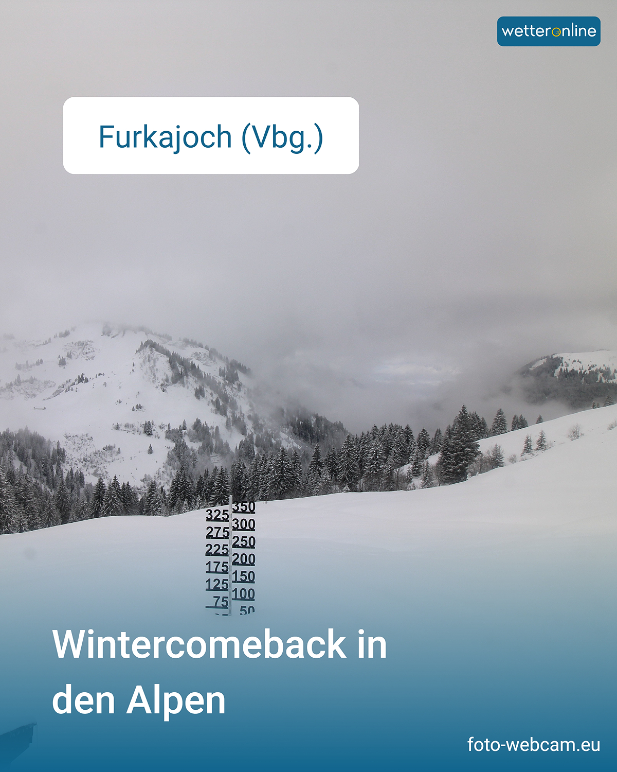 The picture shows a wintry mountain landscape with lots of snow in the foreground.