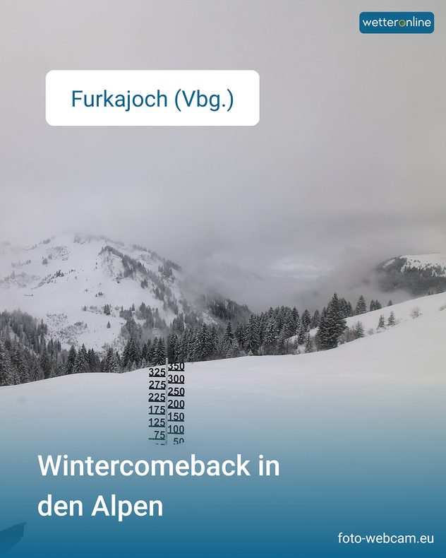 The picture shows a wintry mountain landscape with lots of snow in the foreground.