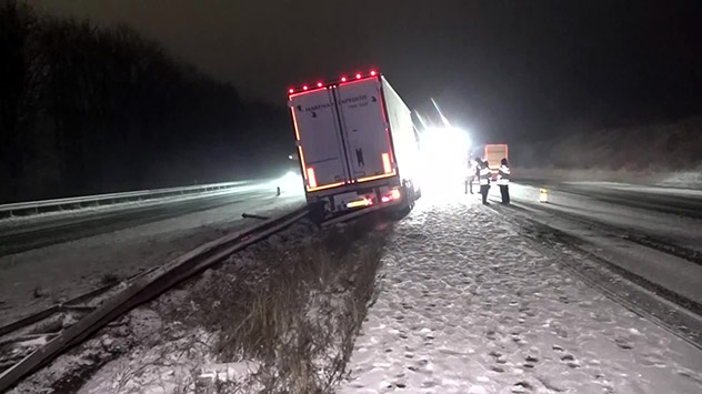 Lastwagen fahren sich auf zugeschneiten Autobahn 1 beim Kreuz Hamburg-Ost fest. Ein 40-Tonner rutscht in die Leitplanke und blockiert Spuren