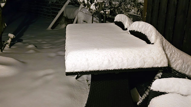 Fast 12 Stunden durchgehend schneit es im nördlichen Schleswig-Holstein. Dort werden bereits Schneehöhen von 10 bis 15 Zentimeter gemessen.