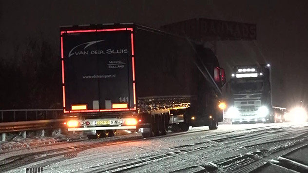 Reichlich Neuschnee gibt es nun auch in Teilen Norddeutschlands. Auf den Straßen gibt es jedoch wieder größere Probleme, wie im Hamburger Osten.