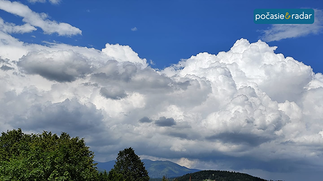 Oblaky typu Cumulonimbus.
