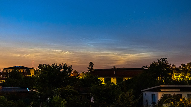 Typisch für diese Jahreszeit sind Anfang Juli hier am Himmel über Dresden leuchten Nachtwolken zu sehen. 