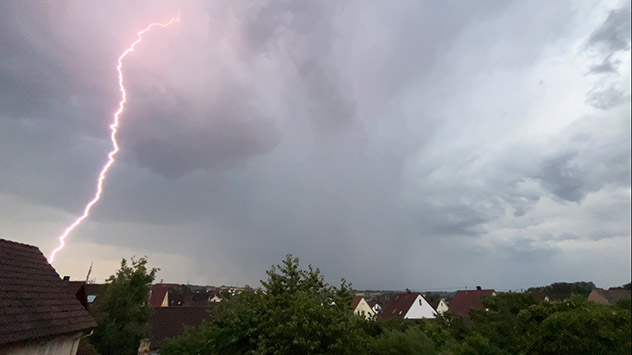 Gewitter bringen anschließend eine Abkühlung, wie hier in Ötisheim in Baden-Württemberg.