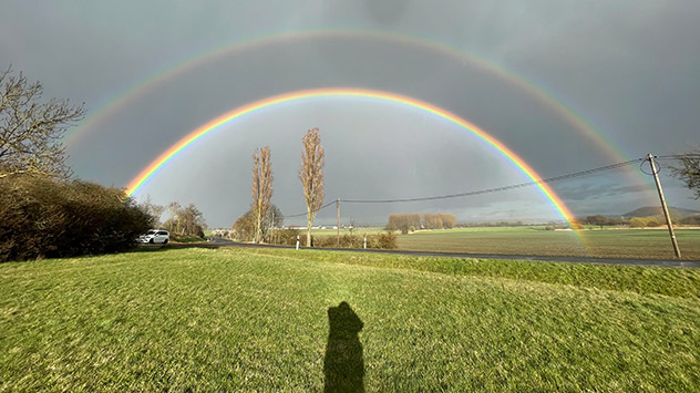 Der Juli startet mit ein Wechsel aus Schauern und Sonne, die sogar einen doppelten Regenbogen hervorbringen. 