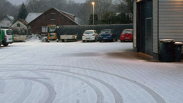 © Fabian Dölling via WetterMelder Deutschland Spuren von Reifen auf sehr dünner Schneedecke