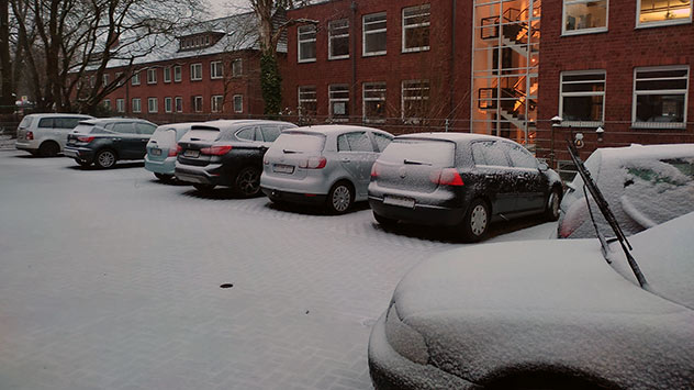 © Maxim Tetovski via WetterMelder Deutschland Autos auf Parkplatz weiß überzuckert