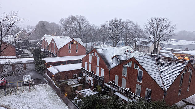 © Frank Tiedemann via WetterMelder Deutschland Etwas Schnee auf den Dächern in einem Wohngebiet in Lübeck