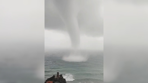 Wasserhose über dem Mittelmeer
