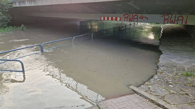 Autos A2 unter Wasser 